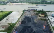 Xe tải cháy rực trên đê sông Luộc: Những dấu hỏi về quản lý