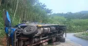 Xe tải lật trên đèo Violak, 2 người tử vong tại chỗ