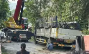 Xe tải mất lái lao vào vách núi khi đổ đèo, hai người tử vong