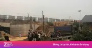 Xe tải đổ nghiêng đè bé 7 tuổi tử vong ở Lào Cai