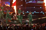 Xe tăng cùng dân khi tái hiện hỗn loạn lần đầu tiên xuất hiện tại concert ca nhạc