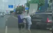 Xem video: Hai tài xế rượt đuổi, đánh nhau trên đường ở TPHCM