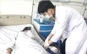 Xuyên đêm nối ngón tay suýt đứt rời cho nữ phụ hồ