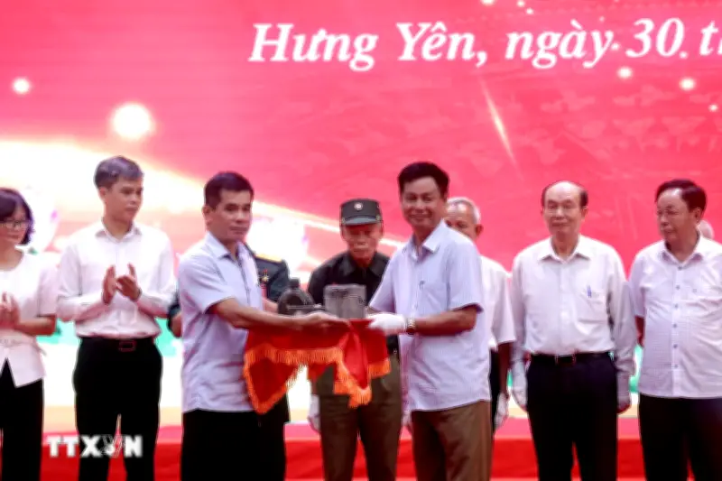Bàn giao hơn 200 tài liệu hiện vật xây dựng Bảo tàng Đảng Cộng sản Việt Nam