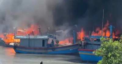 12 tàu cá bốc cháy dữ dội, khói đen bao trùm khu vực