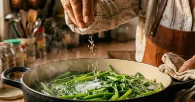 3 lợi ích ít người biết khi cho muối vào nước luộc rau