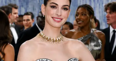 Anne Hathaway mang thai con thứ ba ở tuổi 44