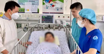 Bé trai 10 tuổi bị ô tô cán qua người, hai bệnh viện chạy đua suốt 10 giờ cứu sống