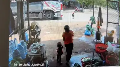 Bé trai 3 tuổi tử vong sau khi bị xe tải tông khi băng qua đường