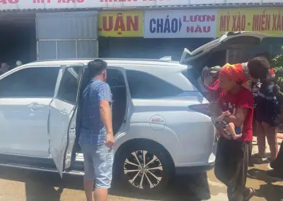 Ba mẹ con đi bộ xuyên miền Trung dưới nắng 40 độ C được hỗ trợ lên taxi về nhà