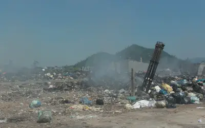 Bãi rác tạm quá tải gây ô nhiễm môi trường tại Hà Tĩnh