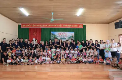Báo điện tử VietnamPlus trao 'Bếp ấm cho em' chia sẻ khó khăn với học sinh vùng cao