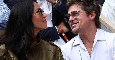 Brad Pitt tình tứ bên bạn gái Ines de Ramon tại Roland Garros