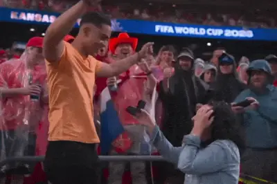 Cô gái quỳ gối cầu hôn bạn trai trên khán đài World Cup 2026 gây sốt