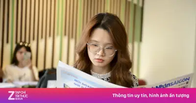 Độc giả TP.HCM xếp hàng mua số báo in cuối cùng trước khi chuyển đổi số