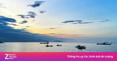 Ca nô du lịch chở 19 người chìm trên biển Cửa Đại, Đà Nẵng