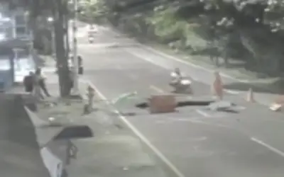 Camera ghi lại khoảnh khắc xe máy rơi xuống hố sụt sâu 3 mét ở Jakarta