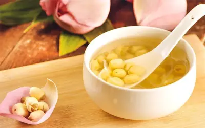 Cách nấu chè hạt sen thanh mát, giải nhiệt ngày nắng nóng tại nhà
