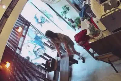 Chủ quán cà phê ngủ quên, khách chờ 30 phút rồi lao vào phụ dọn hàng
