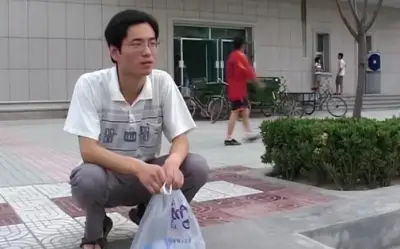 Cha nghèo bắt con làm thêm suốt 4 năm đại học, ngày tốt nghiệp cả hai mới nhận ra sai lầm quá muộn