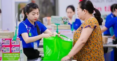 Chương trình 'Gia đình Việt – Đại sứ xanh' thu hút khách hàng mua sắm tại Saigon Co.op