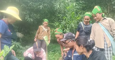 Cán bộ xã Tam Thái mang cơm nắm, vượt núi xuống bản phục vụ dân