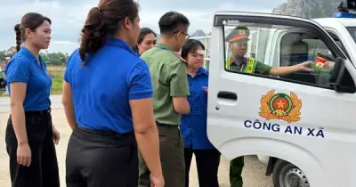 Công an và đoàn viên hỗ trợ thí sinh gặp tai nạn trước giờ thi tốt nghiệp THPT