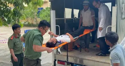 Công an xã Thanh Bồng vượt núi đưa 2 người bị sét đánh đi cấp cứu
