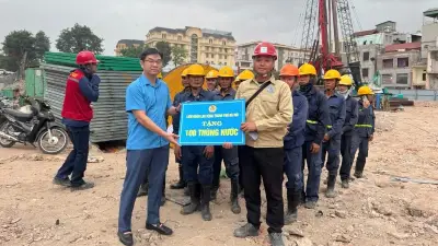 Công đoàn Hà Nội tặng nước cho công nhân lao động trong nắng nóng