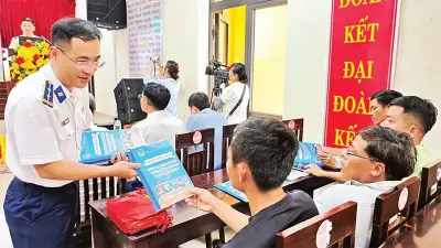 Cảnh sát biển tuyên truyền pháp luật biển đảo, hỗ trợ ngư dân