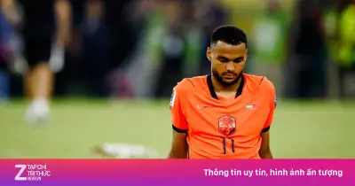 Cody Gakpo ngồi một mình giữa sân sau trận thua Morocco ở World Cup 2026