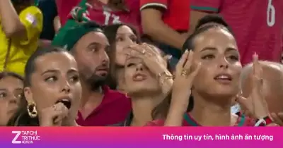Cặp chị em song sinh gây sốt trên khán đài trận Bồ Đào Nha - Colombia