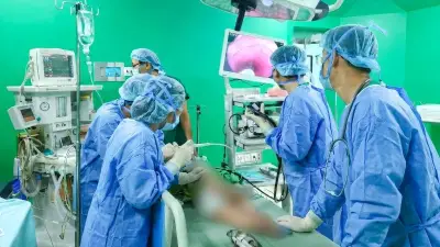 Cứu sống bé 11 tháng tuổi nuốt bông tai sắc nhọn vào thực quản