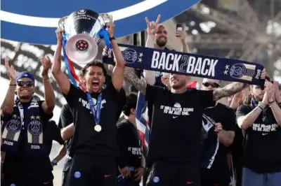Cầu thủ PSG điều hành ăn mừng chức vô địch Champions League