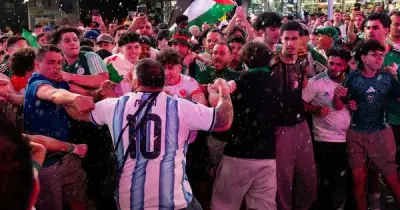 CĐV Argentina và Algeria ẩu đả, Messi đối đầu con trai Zidane