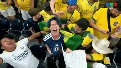 CĐV Nhật Bản gào thét sau trận thua Brazil gây tranh cãi vì bị nghi dàn dựng