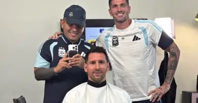 De Paul lại gây sốt khi đi cắt tóc cùng Messi, fan ví như 'vệ sĩ'