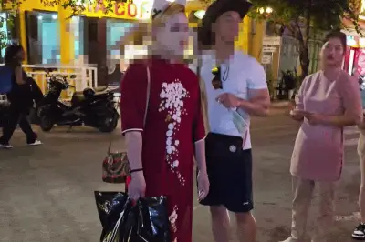 Du khách nước ngoài mặc áo dài phản cảm ở Hội An bị nhắc nhở