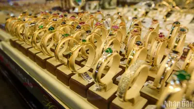 Giá vàng trong nước giảm mạnh, vàng thế giới bật tăng trên 4.500 USD