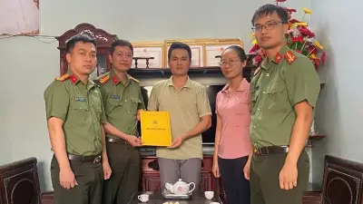 Gia đình chiến sĩ khó khăn nhận quà từ An ninh điều tra Thanh Hóa