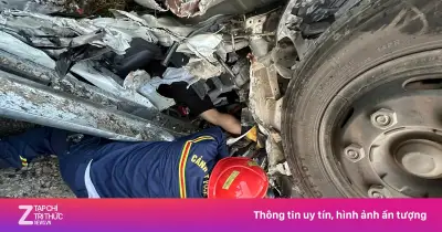 Giải cứu tài xế mắc kẹt trong cabin xe tải lật trên cao tốc La Sơn - Túy Loan