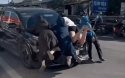 Hà Nội: Ba phụ nữ bám trên nắp capo xe ô tô ở Phú Xuyên