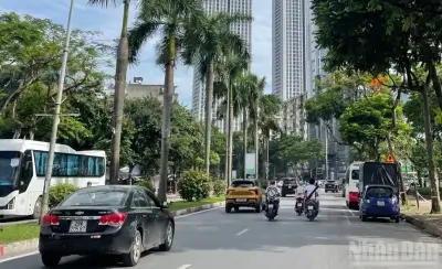 Hà Nội nắng nóng gay gắt 38 độ, Nam Bộ mưa dông chiều tối