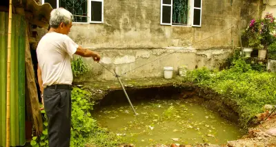 Hồ sâu 5m bất ngờ xuất hiện sát móng nhà dân ở Thái Nguyên