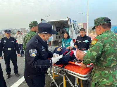 Hỗ trợ cấp cứu hai công dân Trung Quốc qua đường hàng không xanh