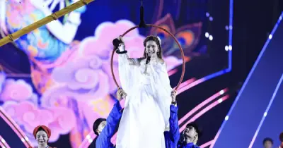 Hòa Minzy hát Thị Mầu, bay người giữa không trung tại concert Thanh xuân