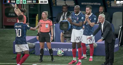 HLV Deschamps cúi đầu bái phục Mbappe sau cú đúp vào lưới Thụy Điển