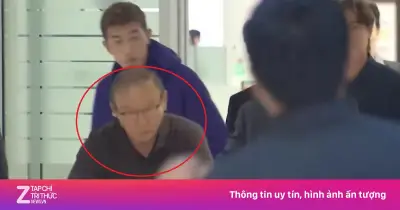 HLV Park Hang-seo cúi đầu tại sân bay Incheon giữa làn sóng phản đối sau World Cup 2026