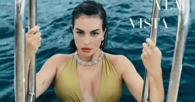 Hôn thê Ronaldo diện đồ bơi sexy, khoe đường cong nghẹt thở