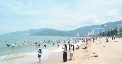 Hàng ngàn người đổ về biển Quy Nhơn tắm cầu may giữa trưa Tết Đoan Ngọ